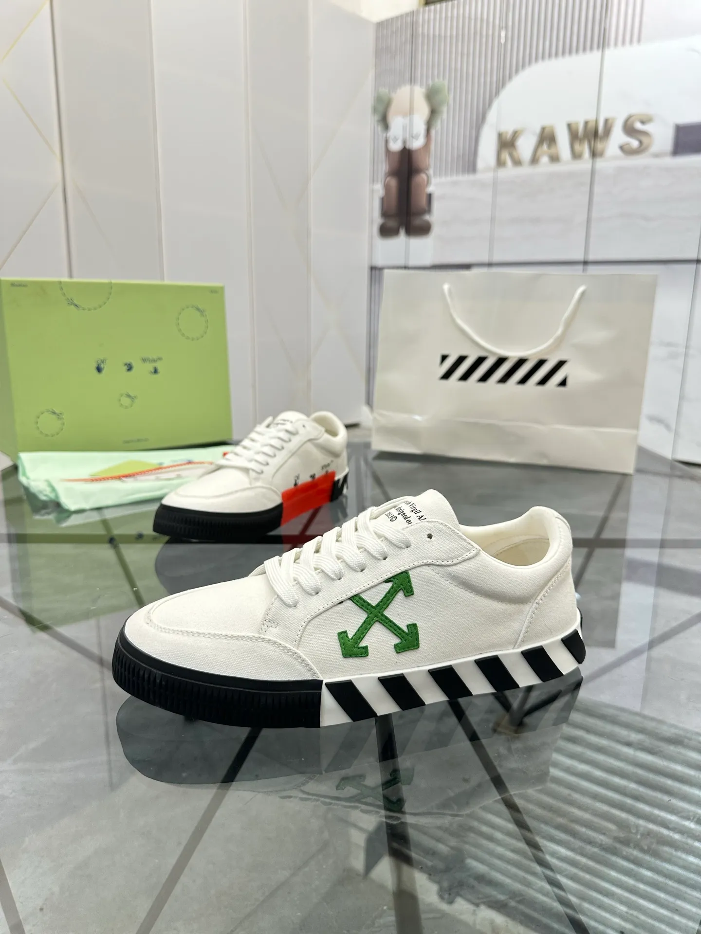 Selling men's shoes 💰: 💰P440¥ Product trademark: OFF WHITE *"OFF WHITE*" low-top casual shoes Regular size: 35-45 (can be customized to 46) Couple style Product materials: Original fabric from the upper counter, breathable lining, original outsole. No.: H203
